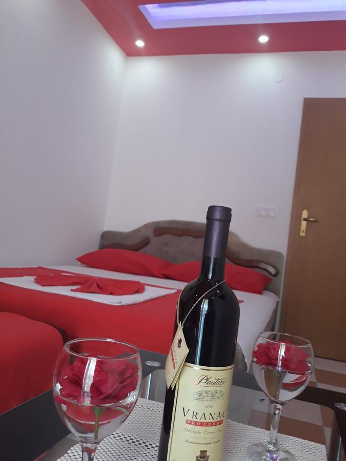 Apartments Aza Добра вода Екстериор снимка