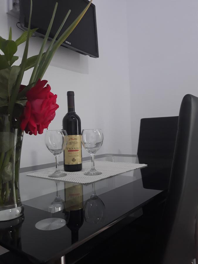 Apartments Aza Добра вода Екстериор снимка