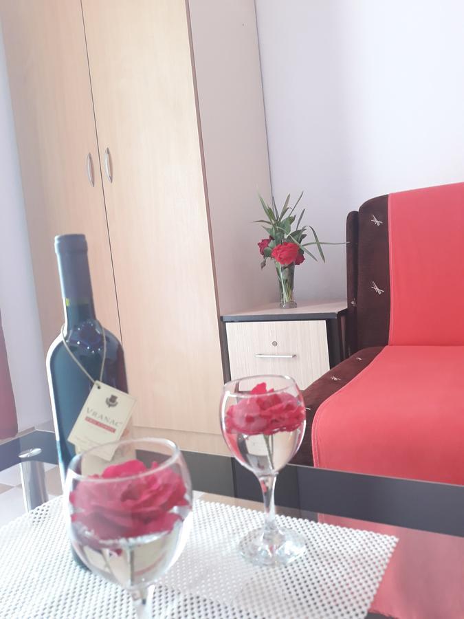 Apartments Aza Добра вода Екстериор снимка