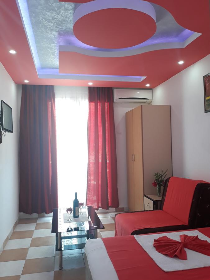 Apartments Aza Добра вода Екстериор снимка