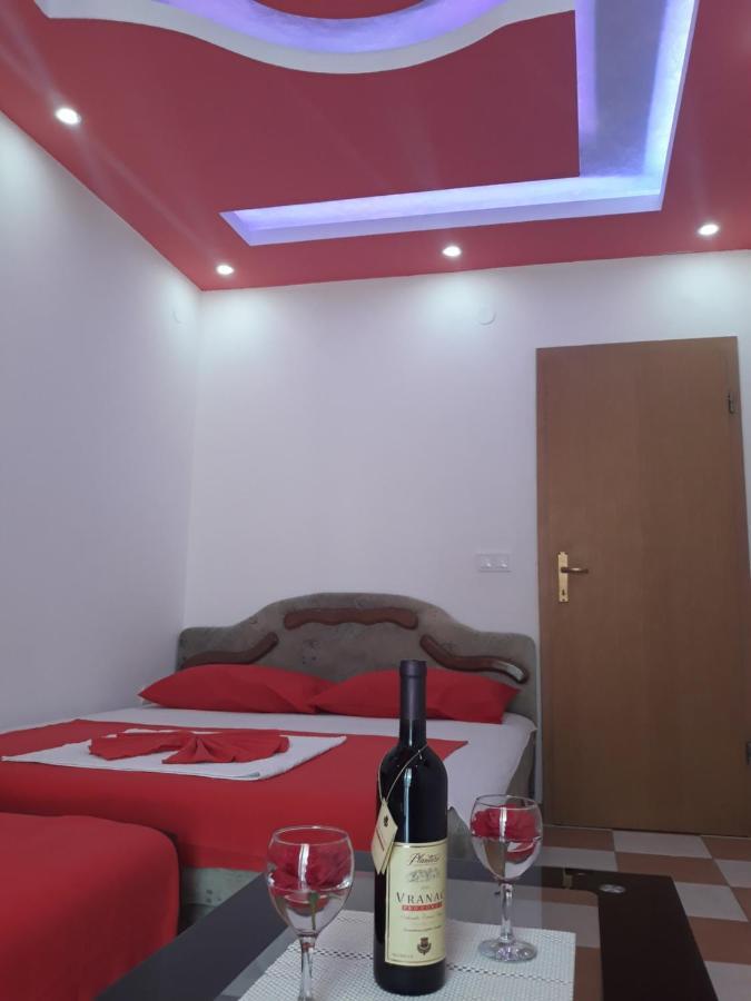 Apartments Aza Добра вода Екстериор снимка